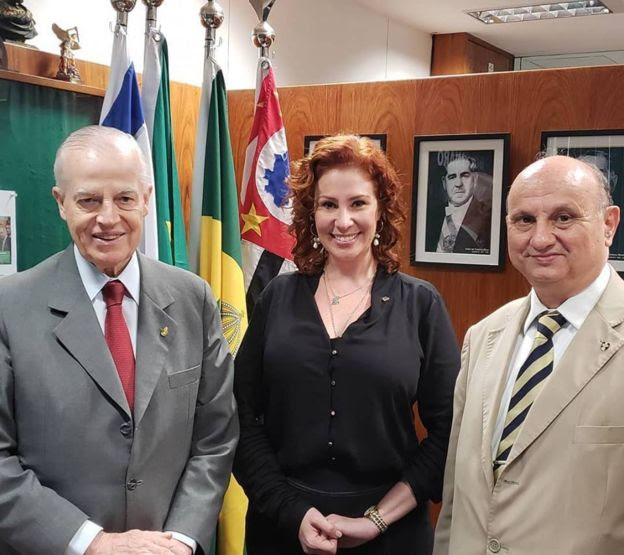 A BBC News Brasil ouviu dois parlamentares que encontraram Bertrand e se definem como monarquistas: os deputados federais Paulo Martins (PSC-PR) e Carla Zambelli (PSL-SP).