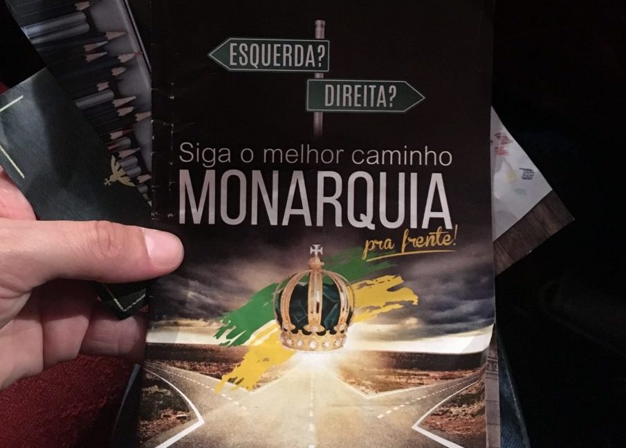 FOLHETO ENTREGUE NA ENTRADA DO EVENTO COM O CONCEITO DA MONARQUIA E O HINO IMPERIAL DO ‘BRAZIL’