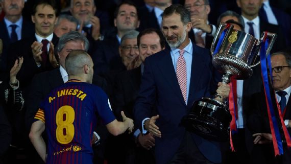 Iniesta recebe troféu das mãos do Rei Felipe VI Getty Images